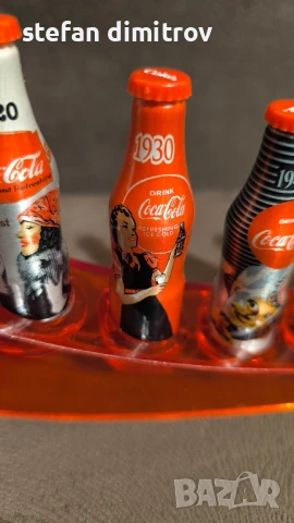 Coca Cola 100 години комплект бутилки, 10 мини алуминиеви бутилки с поставка, снимка 15 - Колекции - 51381111