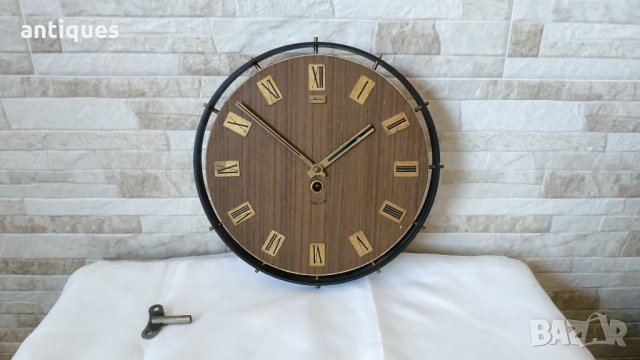 Стар дървен стенен часовник - Маяк - Сделано в СССР, снимка 1 - Антикварни и старинни предмети - 34906229