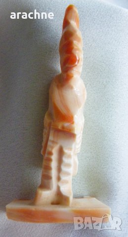 Фигура на Ацтекски жрец от черупка на червен фехтовален охлюв, снимка 2 - Колекции - 43397871