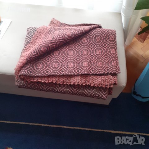 Домашно тъкана покривка за легло