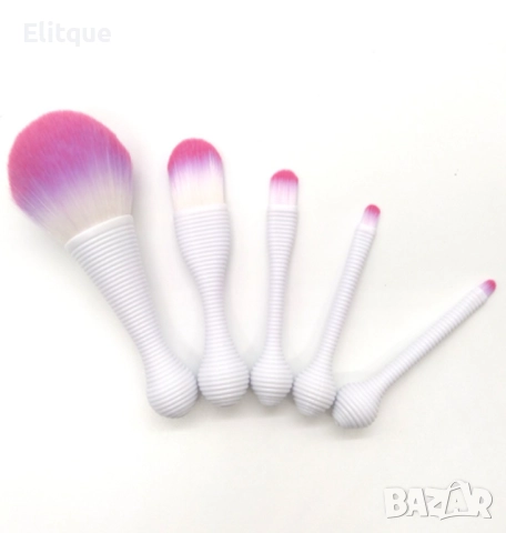 Пет броя козметични четки в удобна кутия HZS45