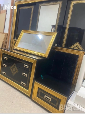 Луксозен Спален комплект- Италия!!! Покритие- черен лак и златисто!, снимка 9 - Спални и легла - 53162677