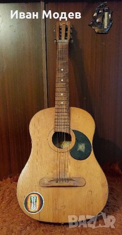 Продавам шест струнна китара: Произведена 1970г. в гр. Ленинград с две книжки -самоучители 