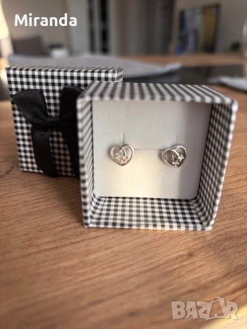 Сребърни Обици на винт сърца с камъчета 