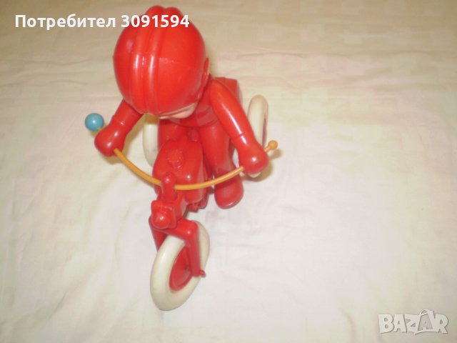 Ретро играчка моторист с мотор червена твърда пластмаса, снимка 5 - Други ценни предмети - 43906757