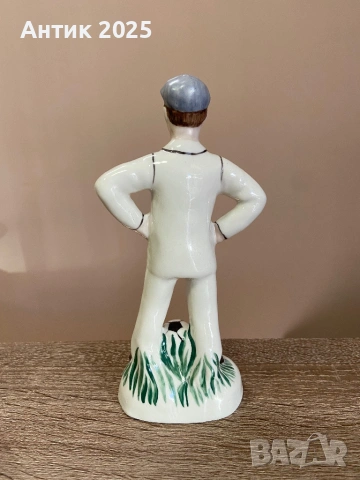 Винтидж порцеланова статуетка „Момче с футболна топка“, СССР, снимка 2 - Антикварни и старинни предмети - 53236854