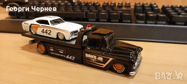 Maisto Adventure Wheels, 1957 Chevrolet Flatbed with 1969 Oldsmobile 442, 1:64

