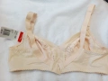 Беж сутиен Triumph classics 80 B нов, снимка 7