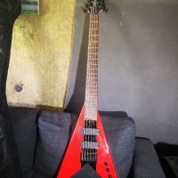 6 струнна бас китара (flying V), снимка 1 - Китари - 36729712