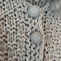 Нова плетена жилетка с яка от еко косъм 🩶, снимка 7 - Жилетки - 43781054