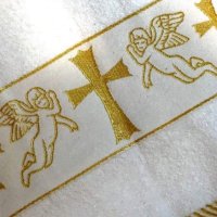 Бели хавлиени кърпи за кръщене с бродирани златни ангелчета и кръсчета от 💯%памук , снимка 1 - Други - 40294807