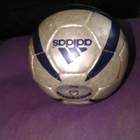 Малка топка нова не спада маркова на Адидас 2005г подписана от Христо Стоичков?, снимка 6 - Футбол - 40726001