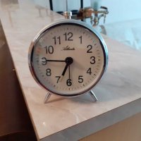 Часовник будилник, снимка 1 - Антикварни и старинни предмети - 28800760