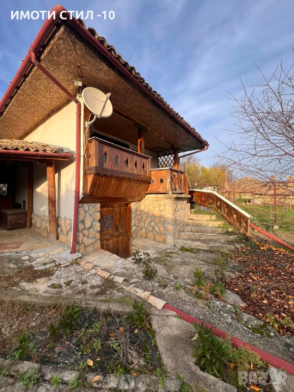 Две каменни къщи в един двор с басейн и параклис, снимка 1