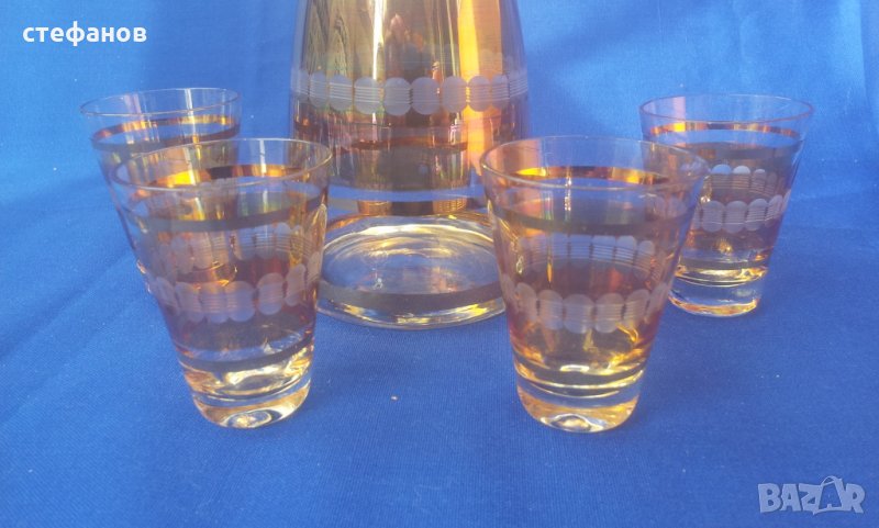 Калиево стъкло, бутилка с тапа и 4 чаши, снимка 1