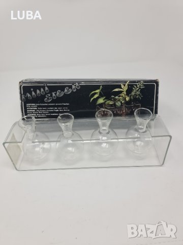 поставка със стъклени колби за цветя