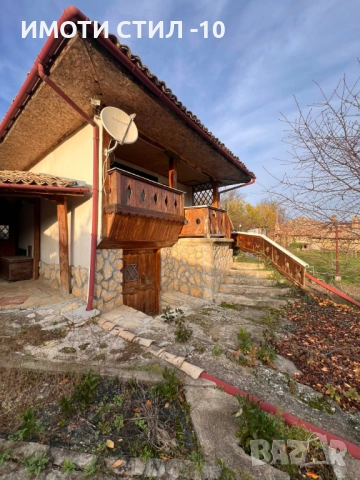 Две каменни къщи в един двор с басейн и параклис