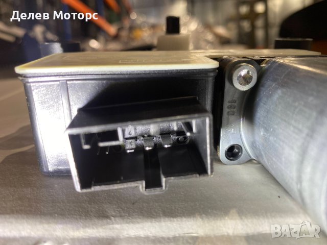 Моторче стъклоповдигач задна лява врата, 5Q0959811E, Skoda Octavia, Шкода Октавия 2018, снимка 2 - Части - 43724444