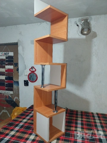 Нестандартна ъглова етажерка 