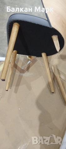 Стол Lambert – велур и дърво (дефектен, счупен крак), нов , снимка 3 - Столове - 52649644