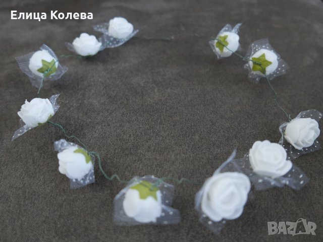 Декорация за коса бели рози