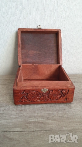 Стара дървена кутия с дърворезба, снимка 5 - Антикварни и старинни предмети - 53411137