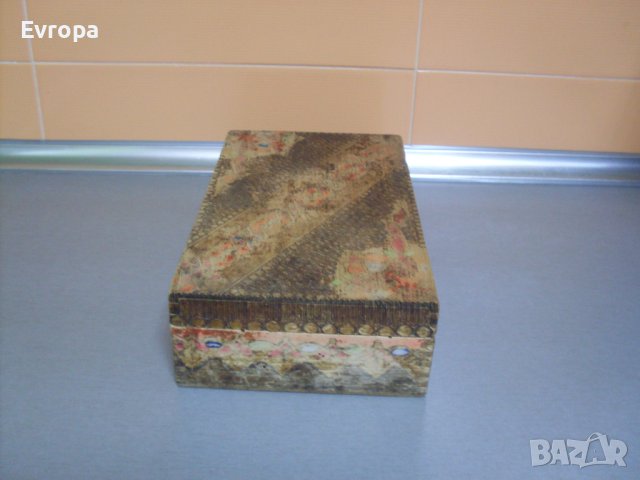 Стара дървена кутия., снимка 3 - Антикварни и старинни предмети - 43375487