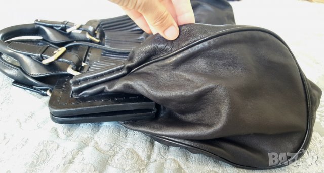 чанта Hugo Boss 100% автентична естествена кожа черна, снимка 6 - Чанти - 26820880