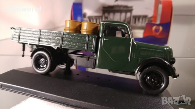 Phänomen Granit 27 1950 Donkergroen - мащаб 1:43 на IST Models модела е нов в PVC дисплей-кейс, снимка 14 - Колекции - 27490713