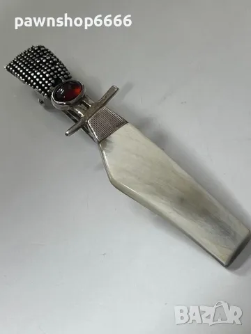 Продавам изискана сребърна фиба, декорирана с естествен корнеол и елемент от рог, снимка 2 - Колиета, медальони, синджири - 49217969