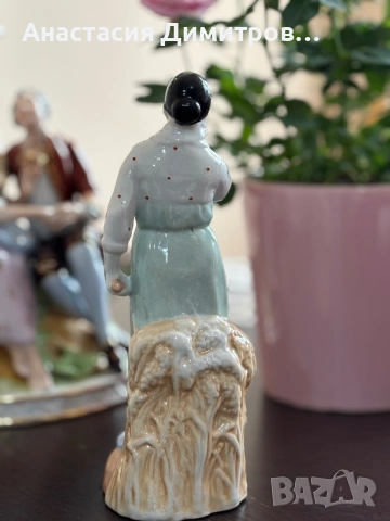 Порцеланова статуетка Колхозница , снимка 3 - Антикварни и старинни предмети - 53477628