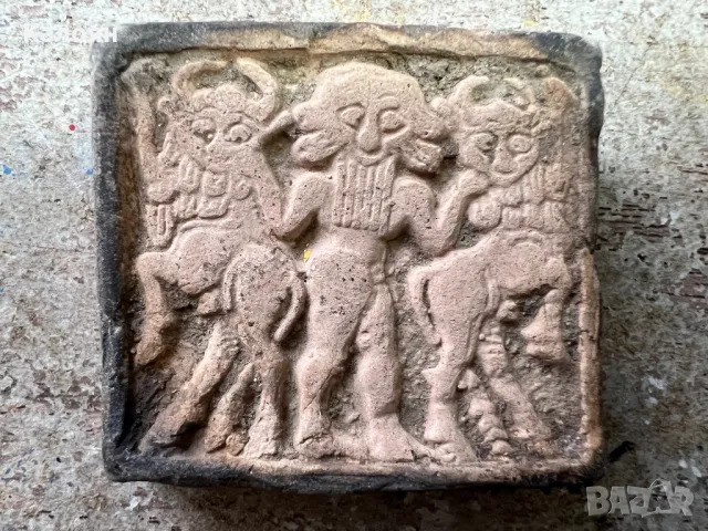 Старинна теракотена плочка с релеф