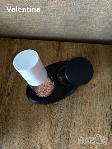 Мелници за сол и пипер с поставка Vialli design , снимка 5 - Аксесоари за кухня - 53009276