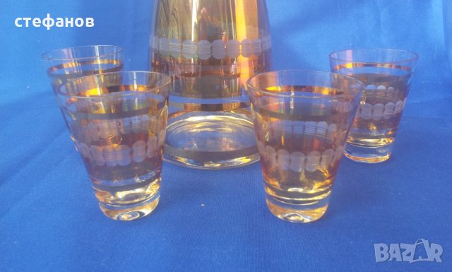 Калиево стъкло, бутилка с тапа и 4 чаши, снимка 1 - Антикварни и старинни предмети - 32667200