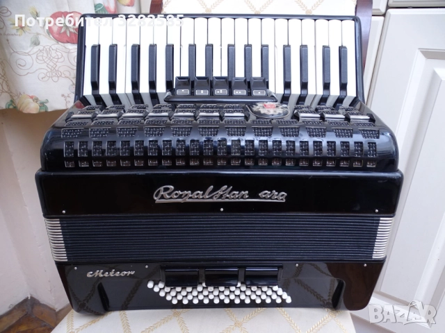 Акордеон Роял Стандард Метеор 60 баса, снимка 1