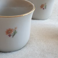 Продавам комплект малки ретро порцеланови чашки, декорация с цветя, златни линии и кантове, от 60-те, снимка 5 - Чаши - 39989467