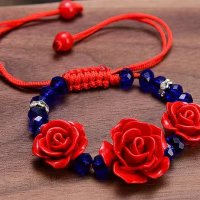 Гривна със сини мъниста и червени цветя, снимка 1 - Гривни - 43468279