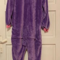 Пухкава пижама еднорог. Цвят лилав/бял. Практично закопчаване. Обща дължина 130 см, снимка 2 - Пижами - 43554570