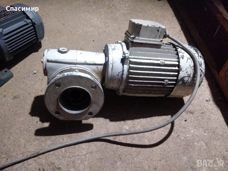 Ел двигател с редуктор 370w на 1680 об изходящи 84 обр френски Фи 24мм, снимка 1