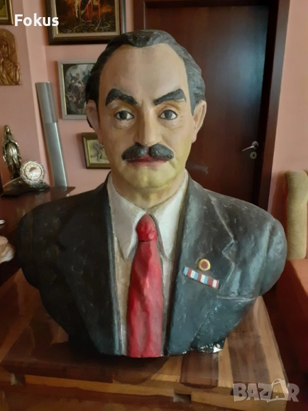 Огромен гипсов бюст на Георги Димитров подписан от 60те год., снимка 1