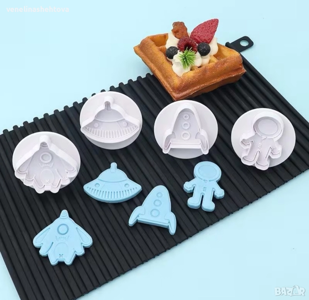 4 броя ракета астронавт пластмасови резци  резец фондан декорация торта мъфини тесто бисквитки , снимка 1
