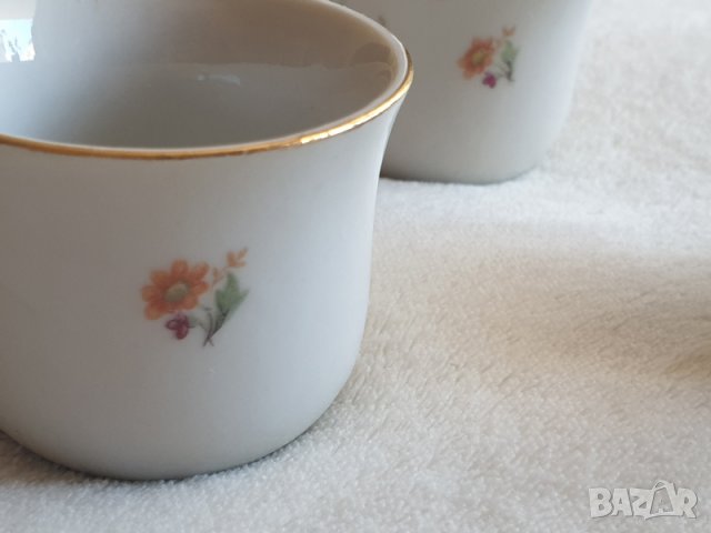 Продавам комплект малки ретро порцеланови чашки, декорация с цветя, златни линии и кантове, от 60-те, снимка 5 - Чаши - 39989467