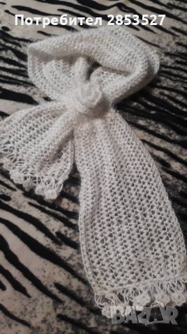 Бял пухест шал