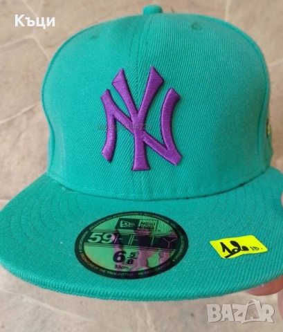 Шапка с права козирка. 