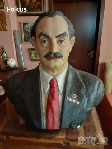 Огромен гипсов бюст на Георги Димитров подписан от 60те год.