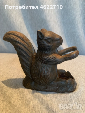 стара чугунена фигура катеричка 