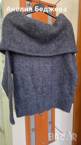 Дамски пуловер с дълбоко деколте 