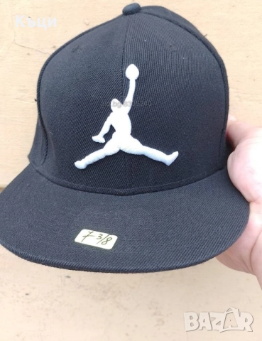 шапка с права козирка. 