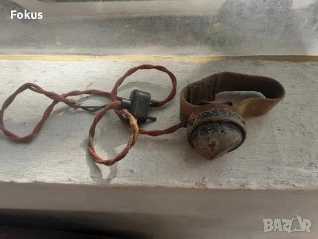 Стара слушалка от радио или радиостанция предполагам военна