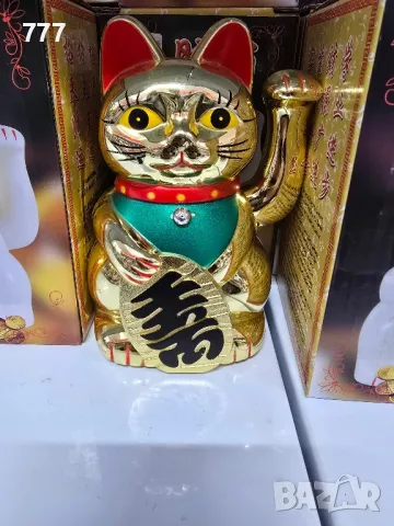 играчки махаща котка